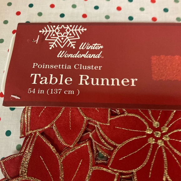NIW Winter wonderland red poinsettia cluster table runner - Picture 7 of 9